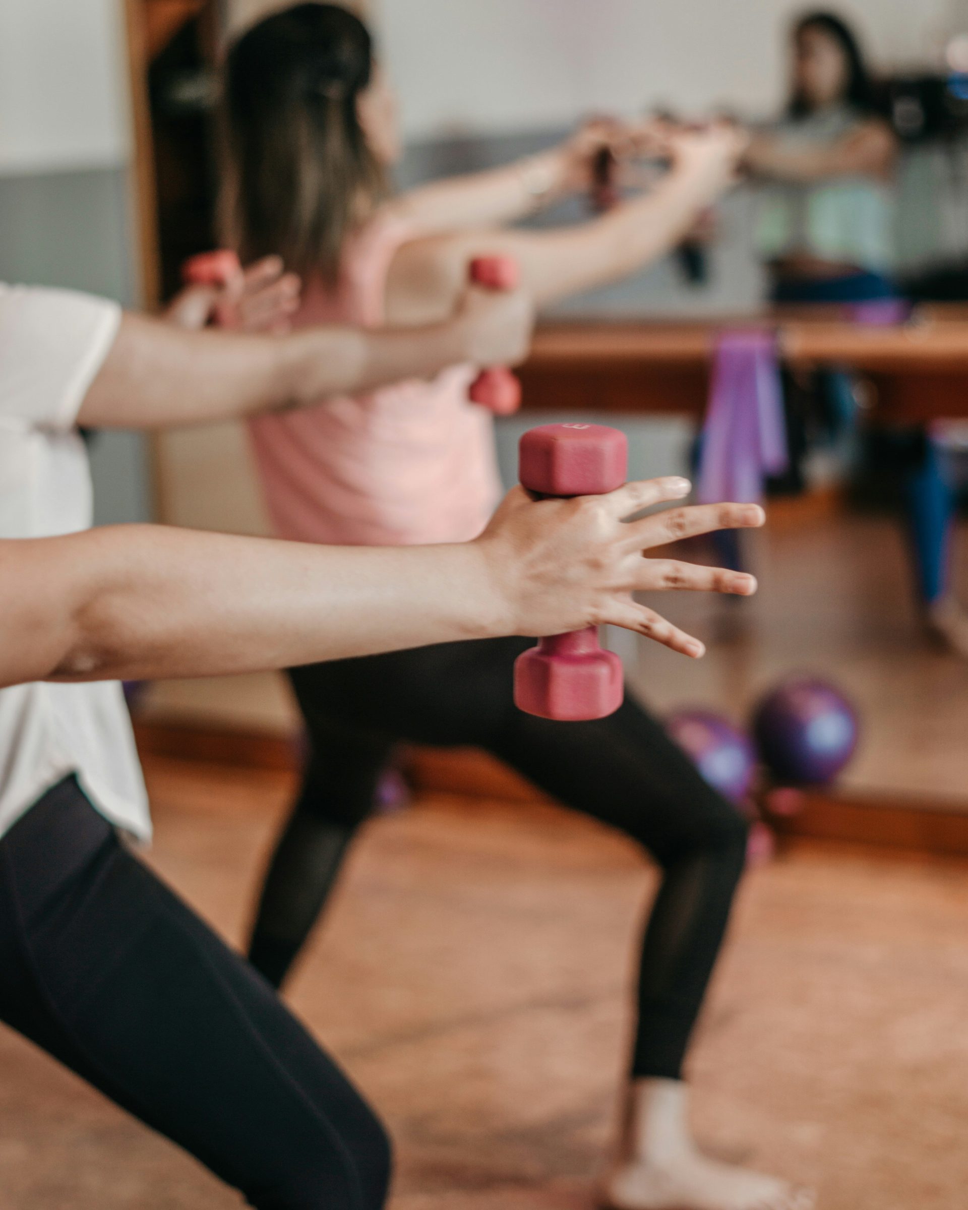 Frau in weißem Hemd und schwarzer Hose macht Yoga